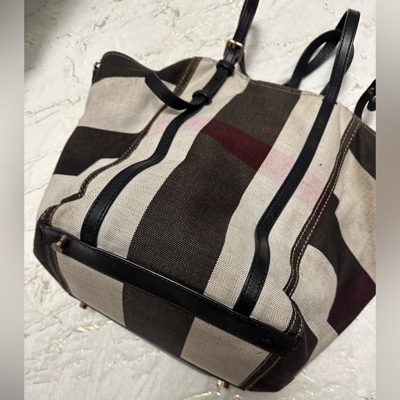 Burberry (Authentic) - Picture 13 of 16